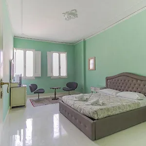 Apartment Spacious Three Bedroom On The Arno, Florence